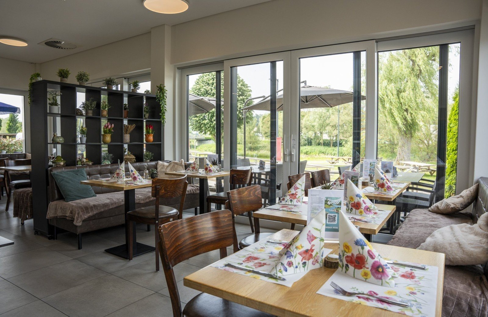 Ruim terras, een bar en restaurant